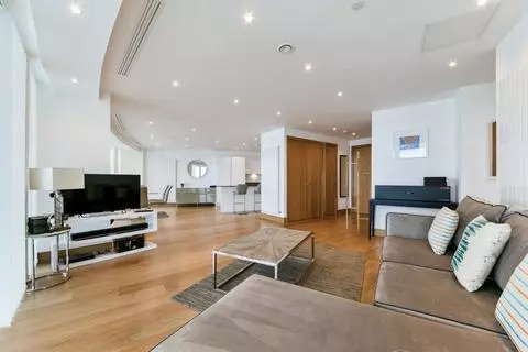 3 bedroom flat to rent - View 2