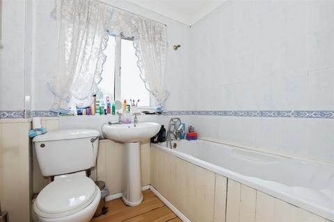 6 Ashburnham Close, Worthing, BN13 3QA
