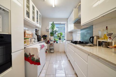 3 bedroom flat for sale, Loughborough Estate, London, SW9