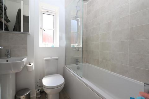 17 Catterick Way, Towcester, NN12 6NX