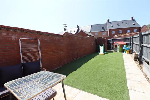17 Catterick Way, Towcester, NN12 6NX