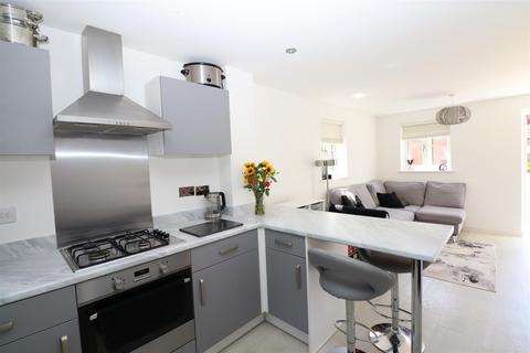 17 Catterick Way, Towcester, NN12 6NX