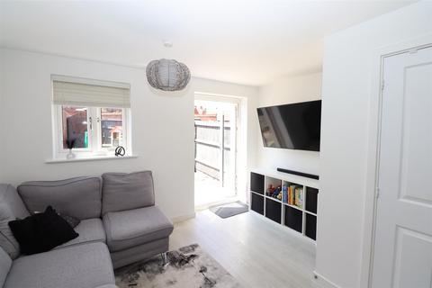 17 Catterick Way, Towcester, NN12 6NX