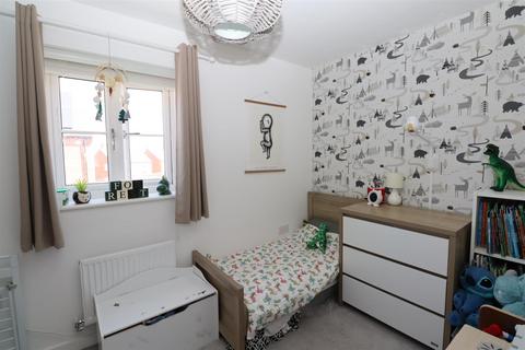 17 Catterick Way, Towcester, NN12 6NX