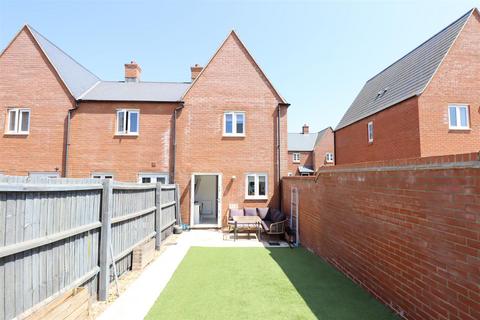 17 Catterick Way, Towcester, NN12 6NX