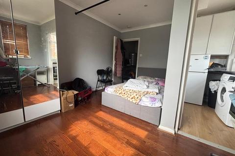 Studio to rent, Staverton Road, London
