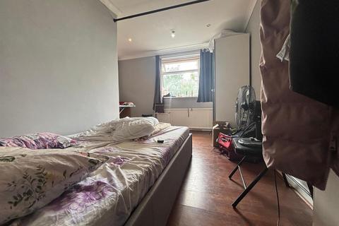 Studio to rent, Staverton Road, London