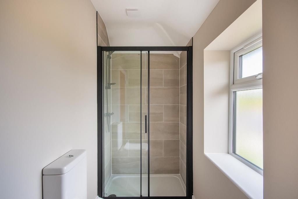 4 H2 LBH - Ensuite B.jpg