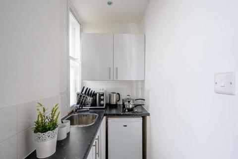 Studio to rent, Hill Street, Mayfair, London