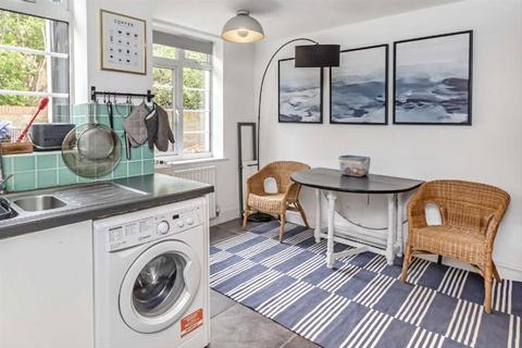 31 Manor Vale, Brentford, TW8 9JP
