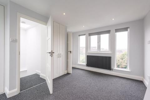 4 bedroom semi-detached house to rent, Stuart Avenue, Walton on Thames.