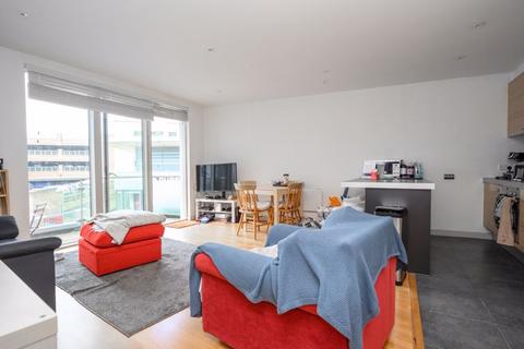 1 bedroom flat to rent, The Heart, Walton-On-Thames