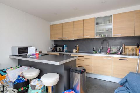 1 bedroom flat to rent, The Heart, Walton-On-Thames