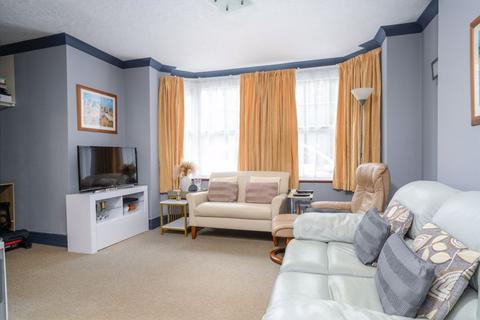 1 bedroom ground floor flat for sale, Hersham Road, Walton-On-Thames