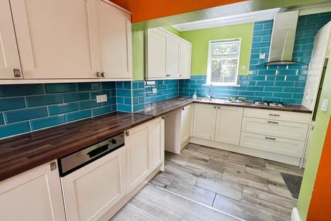 3 bedroom semi-detached house for sale, Lymington Drive, West Yorkshire BD4