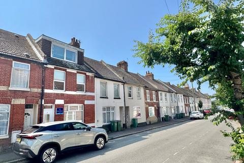 4 bedroom terraced house for sale, Mead Road, Kent CT19