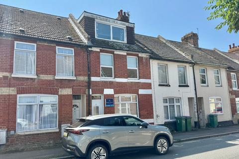 4 bedroom terraced house for sale, Mead Road, Kent CT19