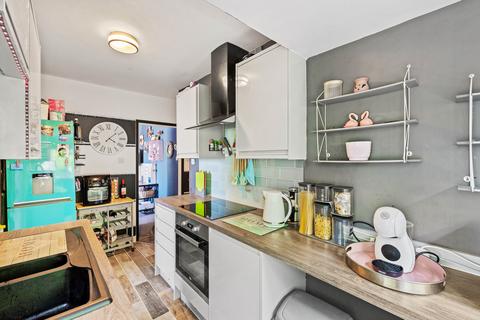 2 bedroom maisonette for sale, Coulsdon road, Caterham CR3