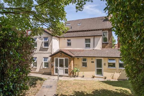 Flat 5, 2 Park Hill Close, Carshalton, SM5 3QW