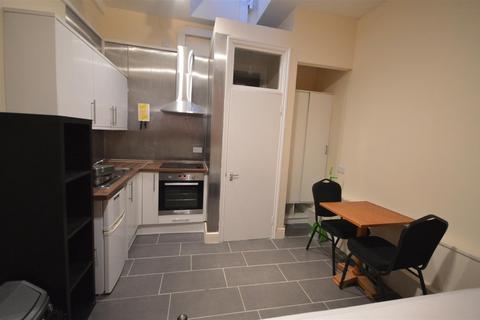 Studio to rent, Caledonian Road, London