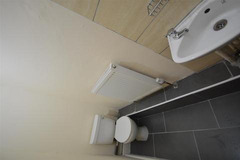 Studio to rent, Caledonian Road, London