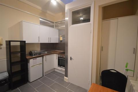 Studio to rent, Caledonian Road, London