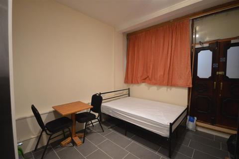 Studio to rent, Caledonian Road, London