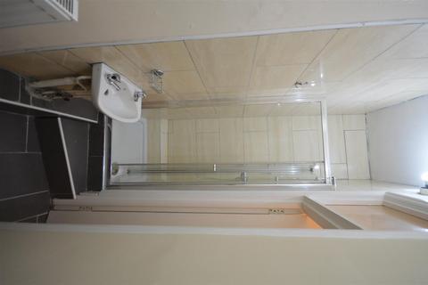 Studio to rent, Caledonian Road, London