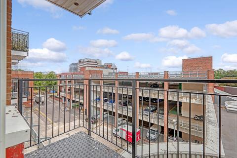 2 bedroom flat for sale, Nayland Court, Romford RM1