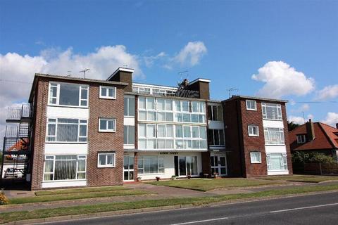 2 bedroom flat for sale, Kings Court, Kings Parade, CO15