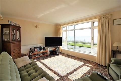 2 bedroom flat for sale, Kings Court, Kings Parade, CO15
