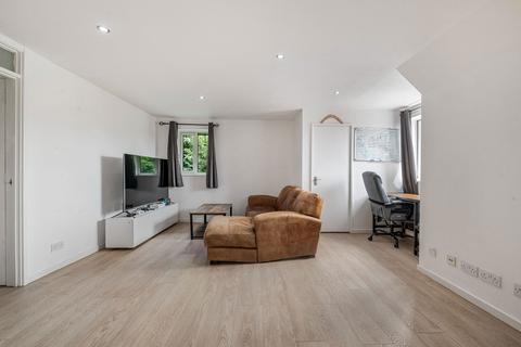 Flat 8, Randolph Court, 22 Kingston Avenue, Leatherhead, KT22 7HY