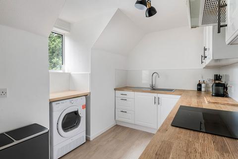 Flat 8, Randolph Court, 22 Kingston Avenue, Leatherhead, KT22 7HY