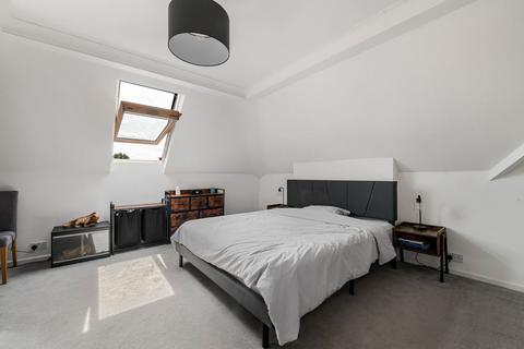 Flat 8, Randolph Court, 22 Kingston Avenue, Leatherhead, KT22 7HY