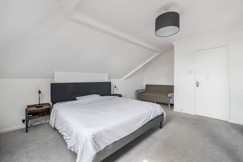Flat 8, Randolph Court, 22 Kingston Avenue, Leatherhead, KT22 7HY