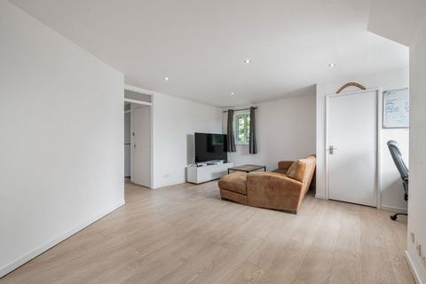 Flat 8, Randolph Court, 22 Kingston Avenue, Leatherhead, KT22 7HY
