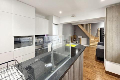 3 bedroom semi-detached house to rent, London E17