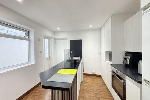 3 bedroom semi-detached house to rent, London E17