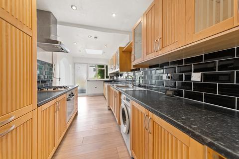 3 bedroom terraced house to rent, Grangecliffe Gardens, London SE25