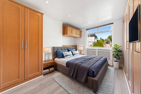 3 bedroom terraced house to rent, Grangecliffe Gardens, London SE25