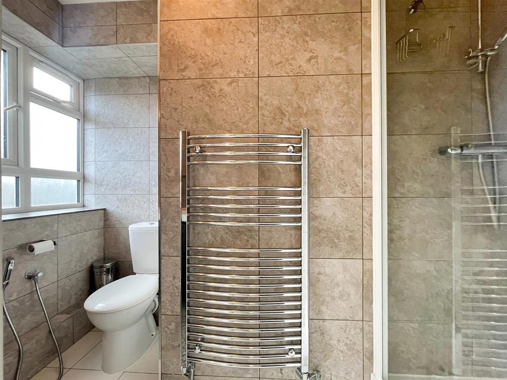 En-suite (1 of 1).jpg