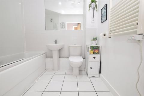 2 bedroom apartment for sale, Allender Court, Romford RM1