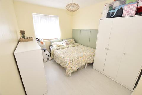 2 bedroom apartment for sale, Allender Court, Romford RM1