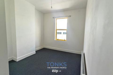 2 bedroom flat to rent, High Street, Cradley Heath B64