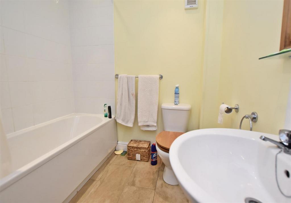 DDP04920 bathroom 2.JPG