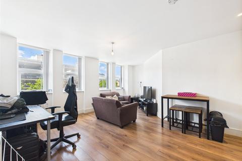 2 bedroom flat to rent, Mercury Gardens, Romford RM1