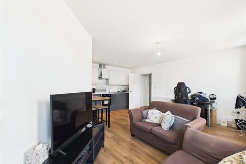 2 bedroom flat to rent, Mercury Gardens, Romford RM1