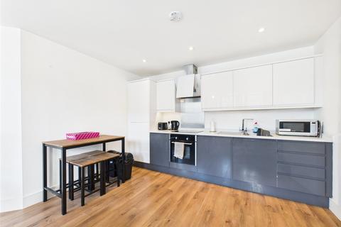 2 bedroom flat to rent, Mercury Gardens, Romford RM1