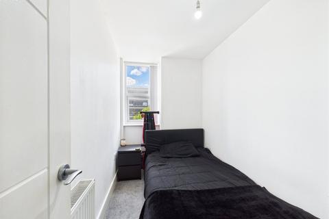 2 bedroom flat to rent, Mercury Gardens, Romford RM1