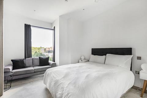 2 bedroom apartment to rent, Viaduct Gardens, London, SW11